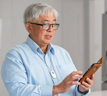 Older person wearing the Umps Link pendant.